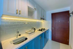 Cozy Studio Room at West Vista Apartment By Travelio