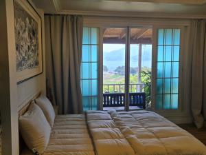 Artist and Flower Pension