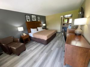 Standard King Room - Smoking room in Quality Inn Kenly I-95