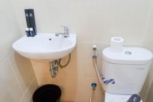 Vibrant Modern Studio Room at Bale Hinggil Apartment By Travelio