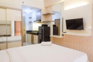 Vibrant Modern Studio Room at Bale Hinggil Apartment By Travelio