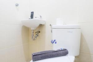 Vibrant Modern Studio Room at Bale Hinggil Apartment By Travelio