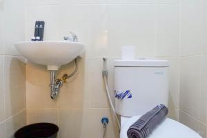 Vibrant Modern Studio Room at Bale Hinggil Apartment By Travelio