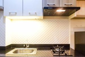 Vibrant Modern Studio Room at Bale Hinggil Apartment By Travelio