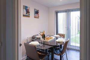 2BDR House By Amara Apartments Short Lets & Serviced Accommodation Coventry Ideal For Families