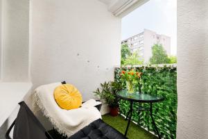 Riverside Retreat by Vistula 2BR & separate living room & balcony in the Center