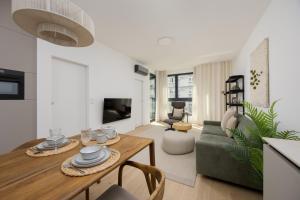 Stylish Grzybowska Apartments by Noclegi Renters