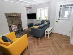 Min-Y-Ffordd - Llanychaer