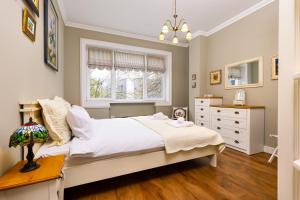 1BR Apartment in the Center with Free Street Parking and Designated Workspace