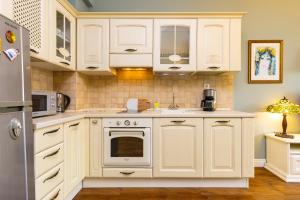 1BR Apartment in the Center with Free Street Parking and Designated Workspace