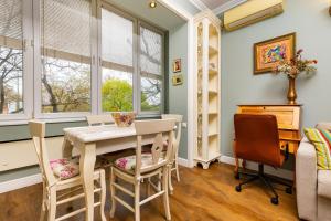 1BR Apartment in the Center with Free Street Parking and Designated Workspace