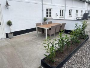 Large 1st floor apartment