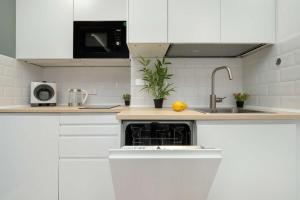 Kilińskiego Bright Apartment in the Center of Łódź with Parking by Noclegi Renters