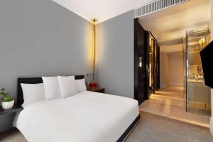 King Room with Accessible Shower - Disability Access room in Andaz 5th Avenue-a concept by Hyatt