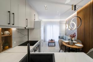 Bailey by halu! 2BD apt near Arch of Galerius