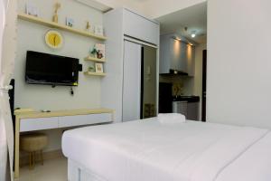 Restful and Comfortable Studio Transpark Bintaro Apartment By Travelio