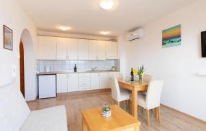 Stunning Apartment In Duce With Wifi 