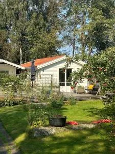 Idyllic cottage with proximity to both the sea and city - Jörlanda