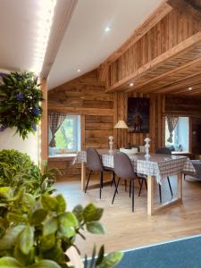 Gîtes les cocons des guédons Le Douglas - 3hvězdičkové hotely ve městě Le Ménil