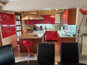 COSY BIG HOUSE near Paris, Roissy, big parking