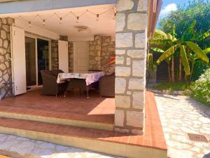 NEW renovated spacious 2 BR Apt AC 300m from Beach