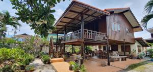 SeeSea Thai wooden house on beachfront