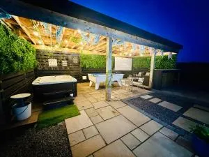 Bothy Farm Stay Sleeps 2 HotTub and Pool Table Children Welcome Ayrshire Rural Retreats - Fenwick