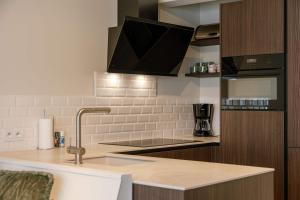 Huswell - Modern family flat steps from the sea