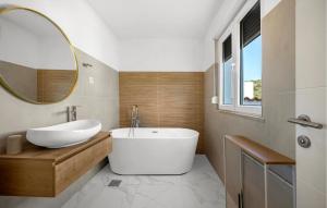 Lovely Apartment In Jezera