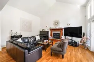 Charming Surrey Residence with Ample Space - Суррей