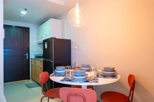 Modern Minimalist Uptown Parksuites 1BR