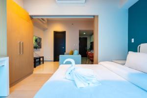 Modern Minimalist Uptown Parksuites 1BR