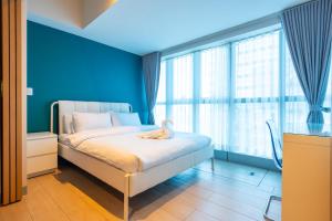 Modern Minimalist Uptown Parksuites 1BR