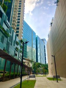 Modern Minimalist Uptown Parksuites 1BR