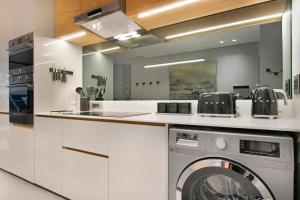 Greenpoint Hideaway Pool, Balcony, Luxury Living