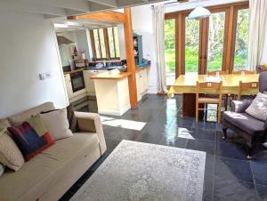 Rural Studio with Shared Pool, Large Gardens & Tennis, Dog Friendly! Chichester Holiday Properties