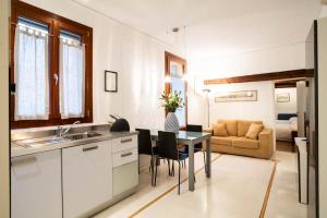 One-Bedroom Apartment room in Salmaso Apartments