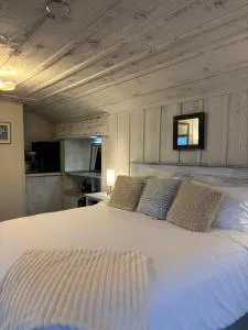 The Landing at Orcas - 奥卡斯