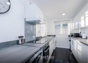 BIG House for Business Stays in Barnsley with 6-bedrooms & 8 Beds by PureStay