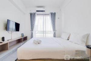 Great Choice and Homey Studio Room Sky House BSD Apartment By Travelio