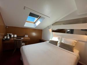 Hotels Maison LUTETIA R : Chambre Double Classique Mansardée