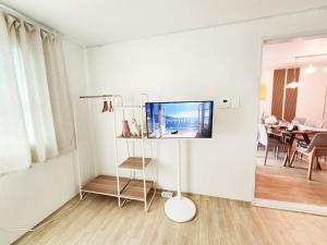 8 minutes walk from Sillim Station, fully furnished