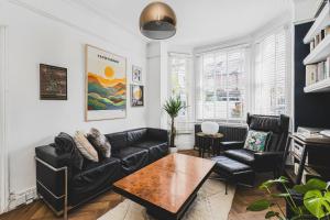 Sleek 2-Bed with Outdoor Space