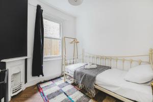 Sleek 2-Bed with Outdoor Space