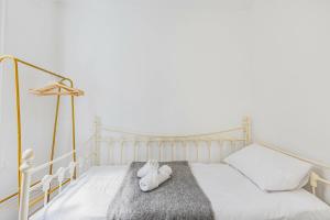 Sleek 2-Bed with Outdoor Space