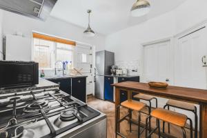 Sleek 2-Bed with Outdoor Space