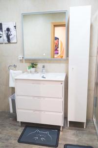 Apartamento a 30 metro de la playa con piscina y garaje en la Carihuela