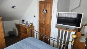 Sunny Family Residence with parking. Jacuzzi bath perfect for relaxing and unwinding