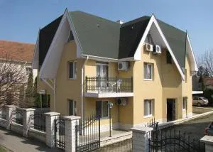 Nóra Hotel - 小瓦尔道