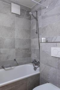 Modern appt opposite theatre, 7 min walk to Messe